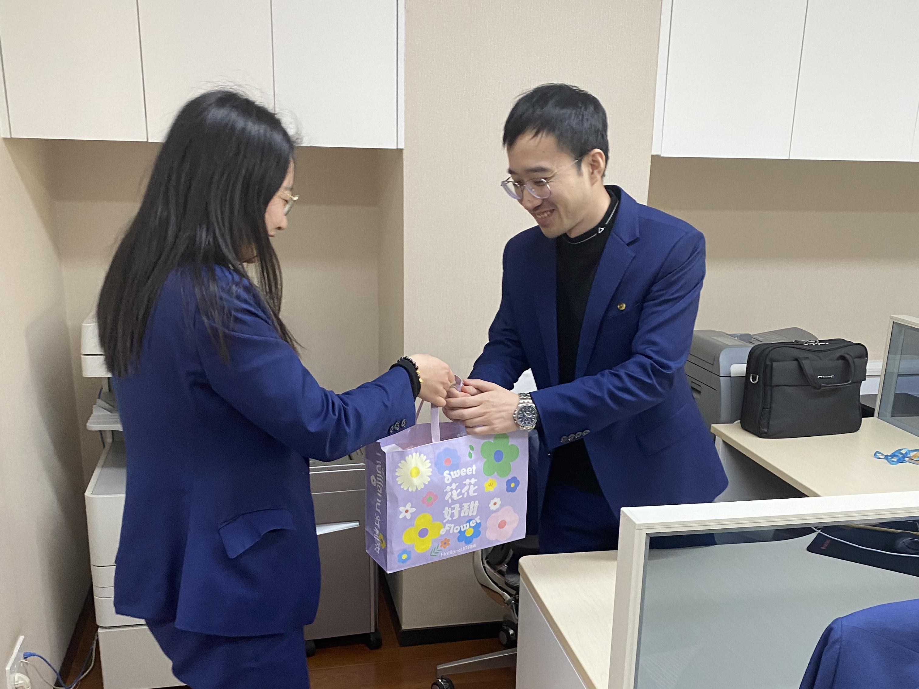 愿你卓然自主，，，自成光线_经航佰福国际集团有限公司